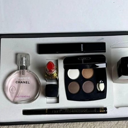 بوكس شانيل ميكب وعطر شانس
