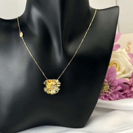 عقد اغسطس زهرة الزنبق ذهب عيار21