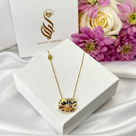 عقد اغسطس زهرة الزنبق ذهب عيار21