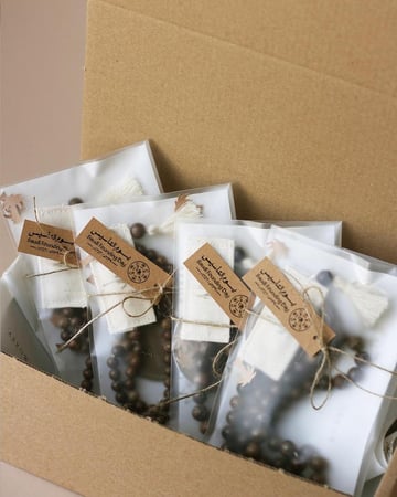 توزيعات يوم التأسيس ( سبحة الأبل الخشبية)