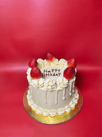 كيكة بتصميم كلاسيكي مع فراولة