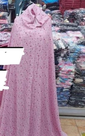 شرشف كلوش كبير. الطول من الأمام 190 cm من الخلف 200 cm الخامه قطن بارد اللون احمر. داكن