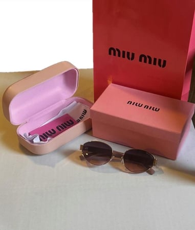 نظارة ميو ميو مع جميع الملحقات