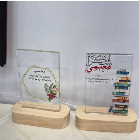 استاند مضيء مع امكانية كتابة الاسم  السعرللدرزن 12 حبه