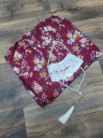 شرشف كلوش كبير. الطول من الأمام 190 cm من الخلف 200 cm الخامه قطن بارد اللون احمر. داكن