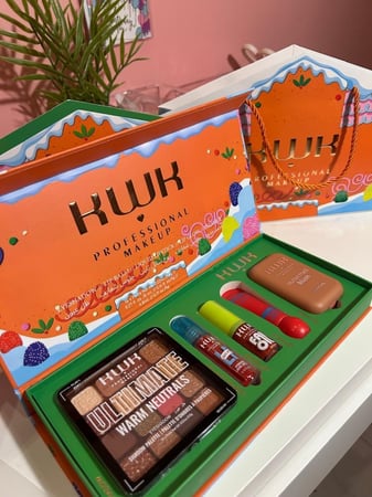 بوكس مكياج بدل نيكس : اي شادو ، ٣ قلوسات ، بلاشر