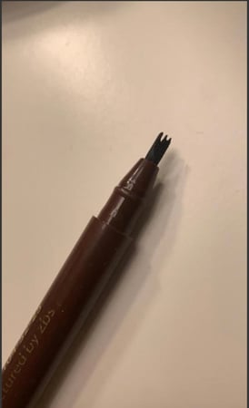 قلم حواجب بني ثلاثي الأبعاد 3D وسهل الاستخدام يتكون من ( شفره مشطوفه - قلم لرسم شعره شعره - فرشه للدمج