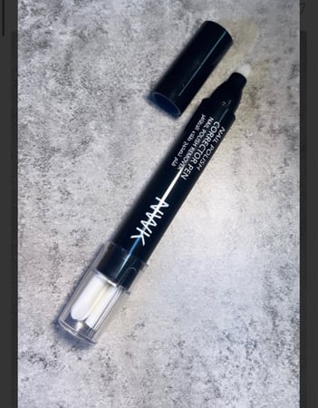 مصحح أخطاء المناكير الي حول الأظافر ( مزيل مناكير قلم