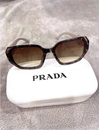 نظارة برادا مع جميع الملحقات