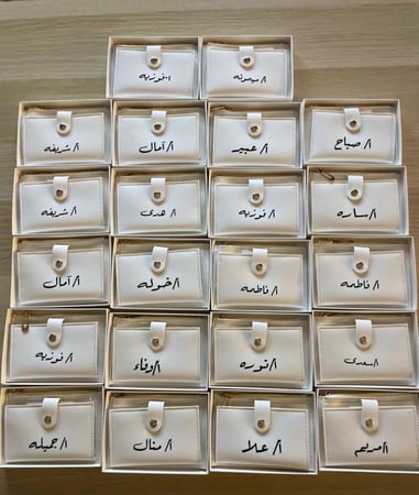 محافظ بالاسماء ليوم المعلم السعر للدرزن   12 حبه مع كتابة الاسم متوفر عدة الوان