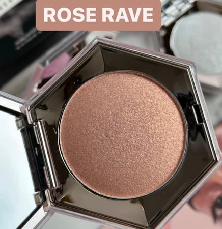 اضاءة هايلايتر بودرة بديل فنتي بيوتي دايموند بومب اضاءة