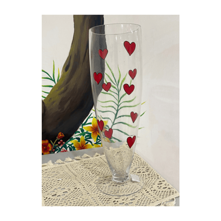 فازة زجاجية طويلة برسمات قلوب