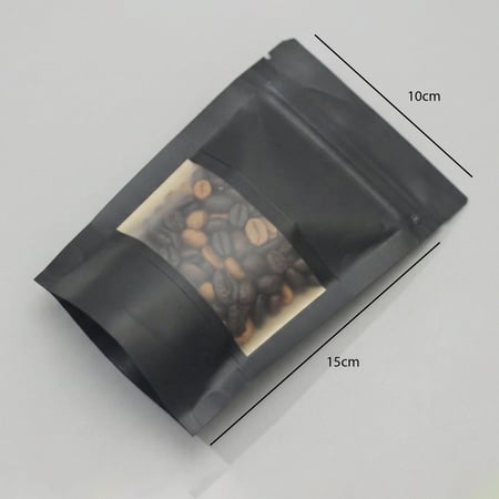 أكياس بهارات وقهوة بنافذة