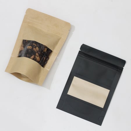 أكياس بهارات وقهوة بنافذة