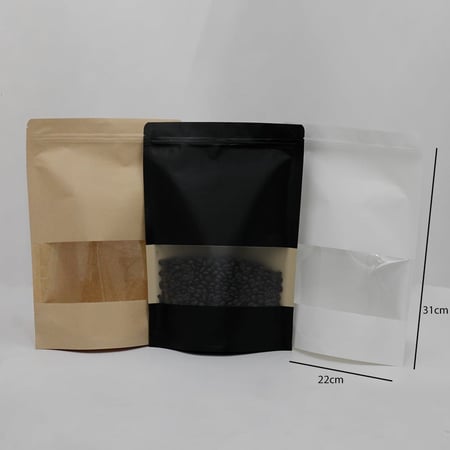 أكياس بهارات وقهوة بنافذة