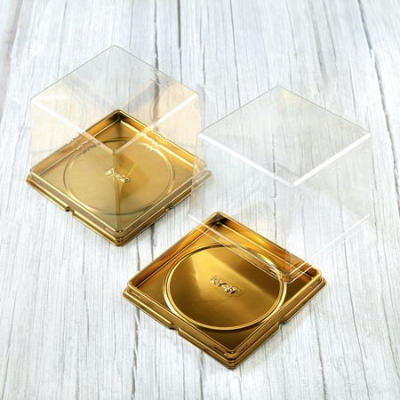 علب كيك بلاستيك بقاعدة ذهبية