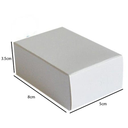 علب عطور ورقية بلون أبيض