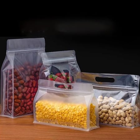 أكياس قهوة ومكسرات شفافة بيد