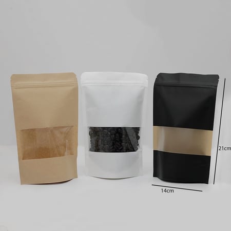 أكياس بهارات وقهوة بنافذة