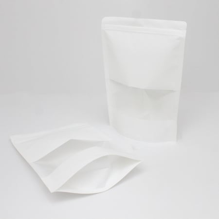 أكياس بهارات وقهوة بنافذة