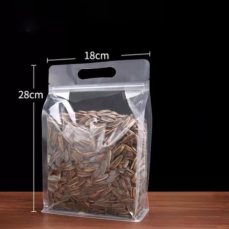 أكياس قهوة ومكسرات شفافة بيد