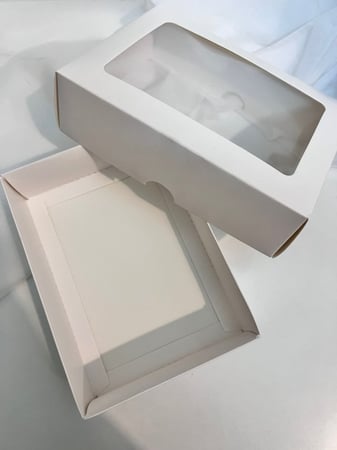 علبة ورقية بغطاء منفصل ونافذة شفافة