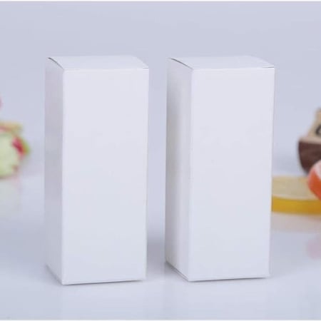 علب عطور لون أبيض