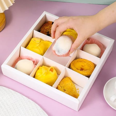 علب كيك وحلويات مقسم بلون ابيض