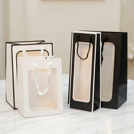 أكياس هدايا ورقية بنافذة شفافة