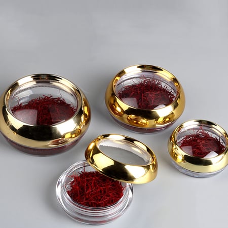 علب زعفران شفافة بغطاء ذهبي