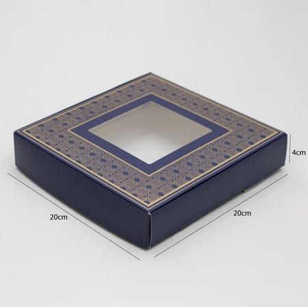 علب ورقية مزخرفة بتصاميم ذهبية