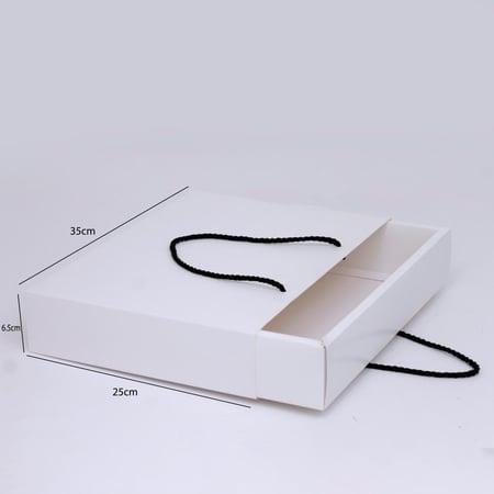 علبة فاخرة للهدايا والعبايات