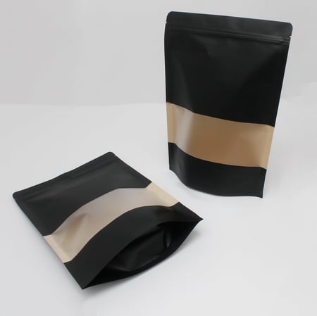 أكياس بهارات وقهوة بنافذة