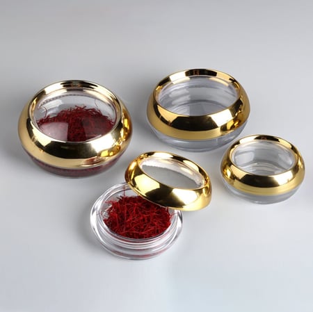 علب زعفران شفافة بغطاء ذهبي