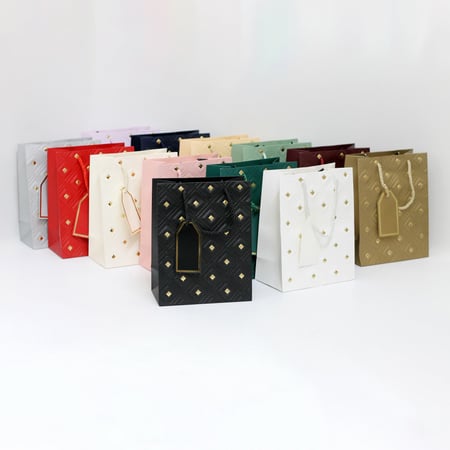 أكياس هدايا مزخرفة بنقاط ذهبية