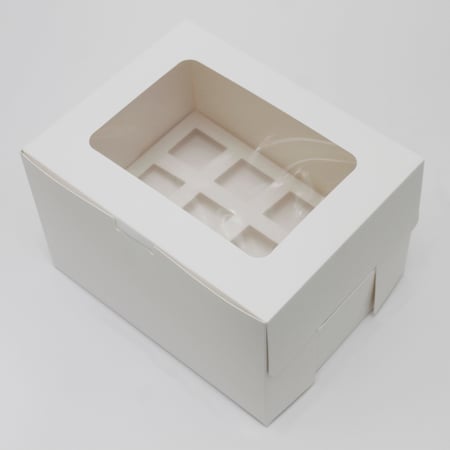 علب حلى بنافذة مع مقسم داخلي