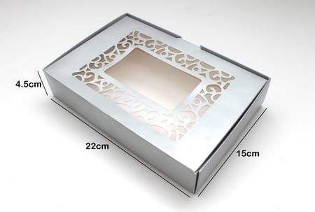 علبة ورقية مع نافذة شفافة مزخرفة