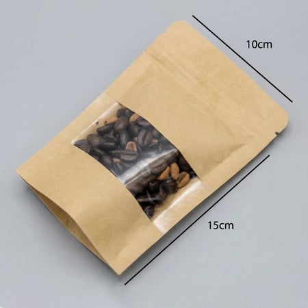 أكياس بهارات وقهوة بنافذة