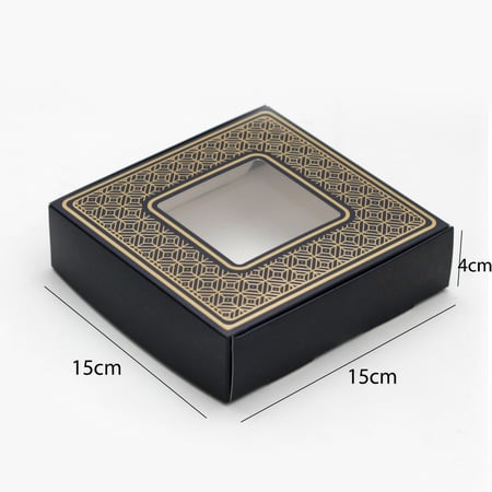 علب ورقية مزخرفة بتصاميم ذهبية