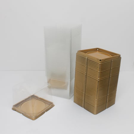 علب كيك بلاستيك بقاعدة ذهبية