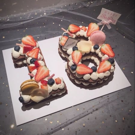 علب كيك شفافة بشريطة