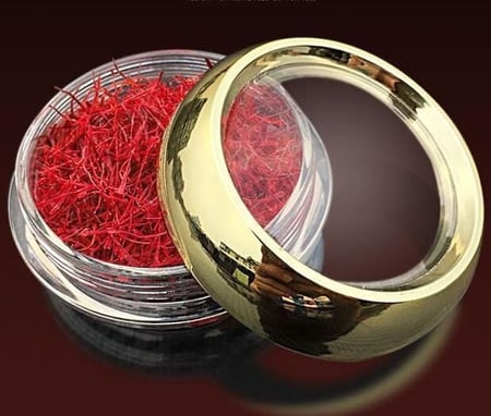 علب زعفران شفافة بغطاء ذهبي