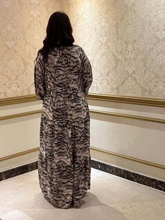 فستان صيفي تالين بنقشة جريئة وتفاصيل سوداء وأكمام طويلة