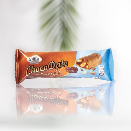 كرتون مطحون التمر مع الفول السوداني المغطى بالشوكولا
