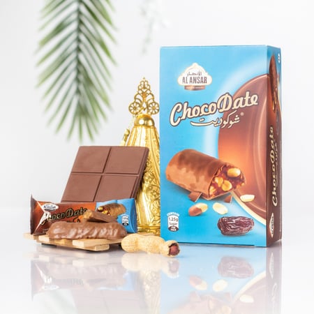 كرتون مطحون التمر مع الفول السوداني المغطى بالشوكولا
