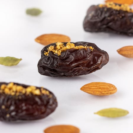 كرتون تمر صفاوي محشي لوز وهيل(12 علبه)