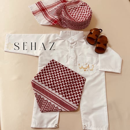 طقم مواليد يتكون من برباتوز بالاسم وجزمة وقبعة ومريلة