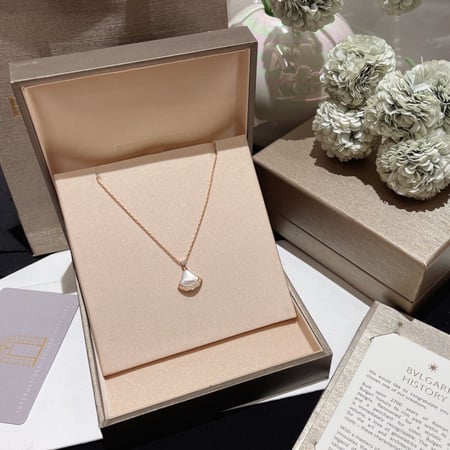 عقد بولغري تقليد