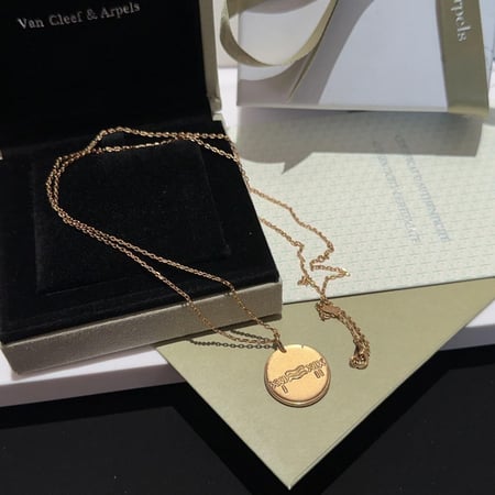 عقد فان كليف برج الدلو