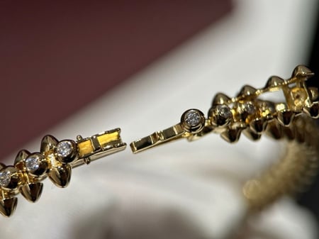 أسوارة كارتير مع دايموند ذهبي